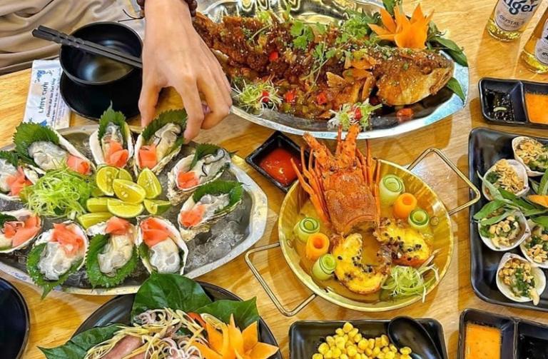 Hải sản tươi sống có thể ăn ở các quán ven biển hoặc chợ hải sản Cửa Hội.