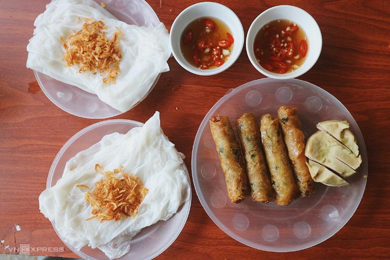 Ram bánh mướt: Đặc sản Can Lộc, bánh mướt mềm mịn, ram giòn tan.