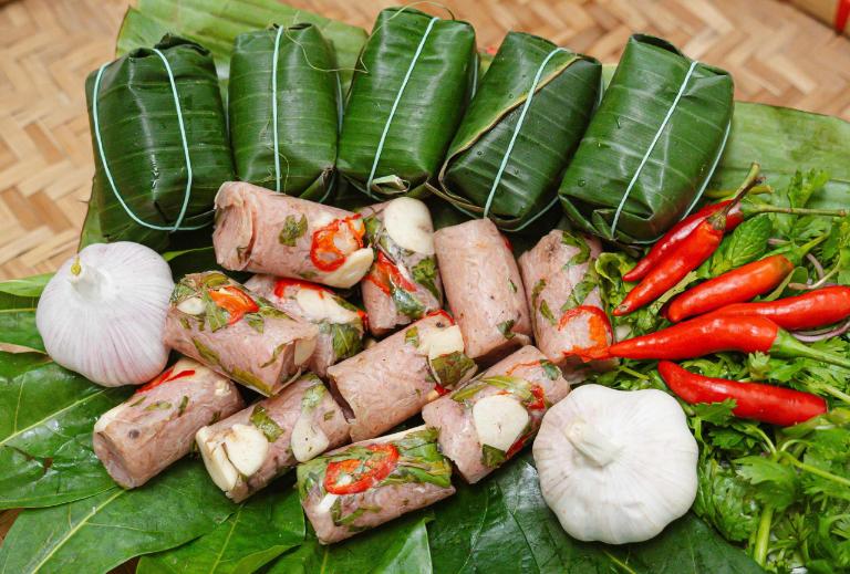 Nem chua Thanh Hóa: Vị chua nhẹ, cay cay, ăn kèm lá đinh lăng hoặc tỏi.