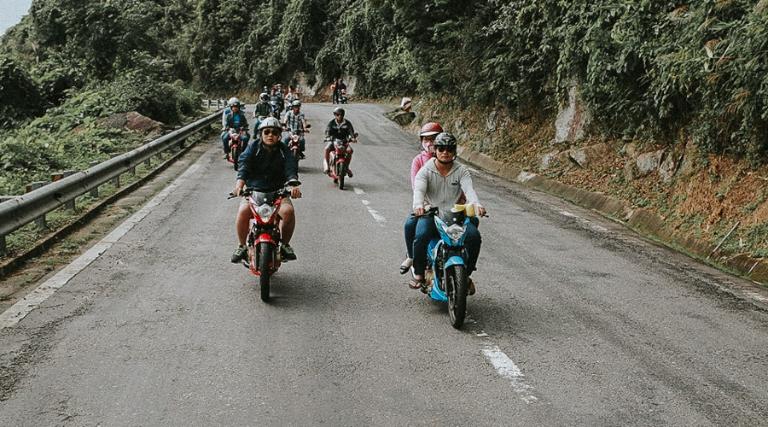 Không phanh gấp, đặc biệt khi xuống đèo, hãy dùng cả phanh trước và sau.