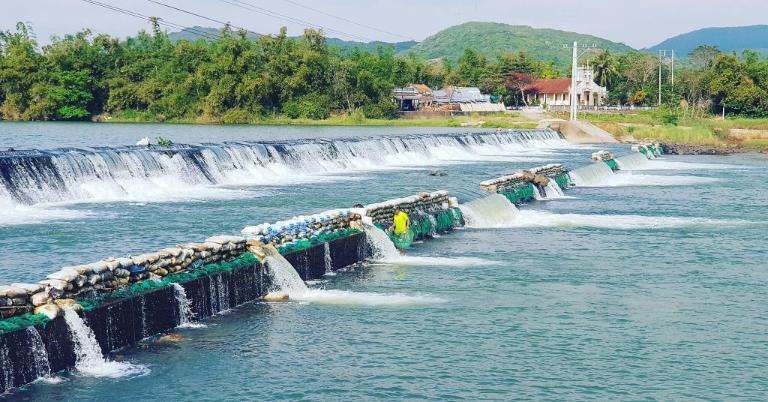 Đập Tam Giang – nơi có con đập đá giữa lòng hồ cực đẹp và mát mẻ.