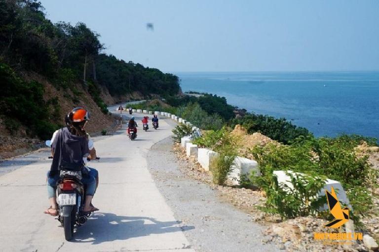 Vào mùa khô, thời tiết ổn định, nắng đẹp, ít mưa và đường khô ráo – cực kỳ lý tưởng cho việc di chuyển bằng xe máy. 