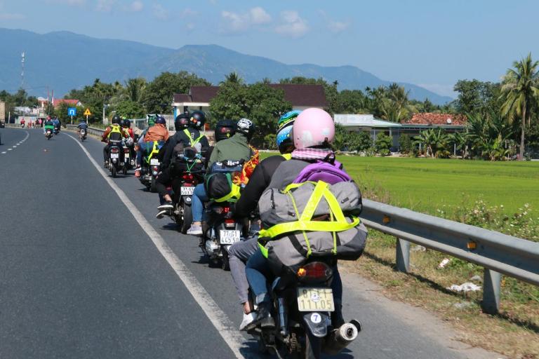 Tour xe máy về miền di sản văn hóa mở ra hành trình chạm vào chiều sâu lịch sử, qua những làng cổ, đền đài và không gian văn hoá đặc trưng từng vùng miền.