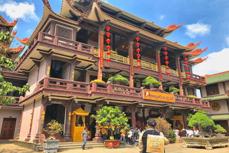 Tour xe máy Bình Định sẽ thêm phần ý nghĩa khi ghé thăm Bảo tàng Quang Trung – nơi lưu giữ tinh thần quật khởi và di sản văn hóa thời Tây Sơn.