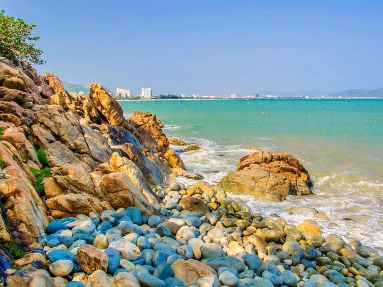 Tour xe máy khám phá biển đảo là hành trình kết hợp giữa cảm giác phóng khoáng trên những cung đường ven biển và trải nghiệm đời sống địa phương.