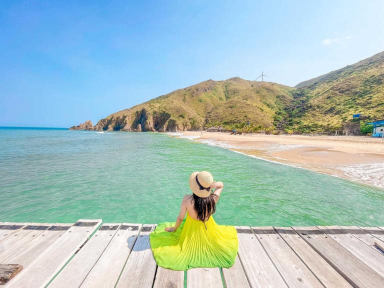Kỳ Co là bãi biển hoang sơ nổi tiếng ở Bình Định, với nước xanh trong vắt, bãi cát trắng mịn và khung cảnh thiên nhiên yên bình tựa tranh vẽ.