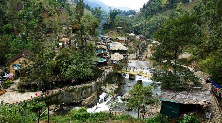 Bản Cát Cát, nơi nổi tiếng với những ngôi nhà gỗ đơn sơ, cối xay nước và thác nước tuyệt đẹp