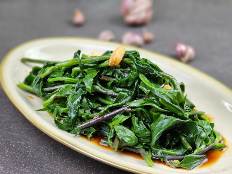 Sapa nổi tiếng với nhiều loại rau rừng tươi ngon như rau cải mèo, rau su su, rau dớn…