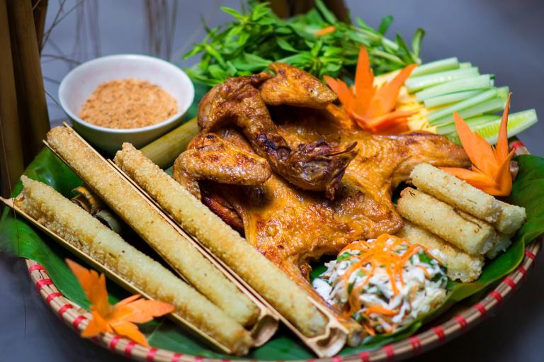 Ăn cơm lam mà có thêm thịt gà đồi nướng vàng ruộm thì đúng là sự kết hợp tuyệt vời.