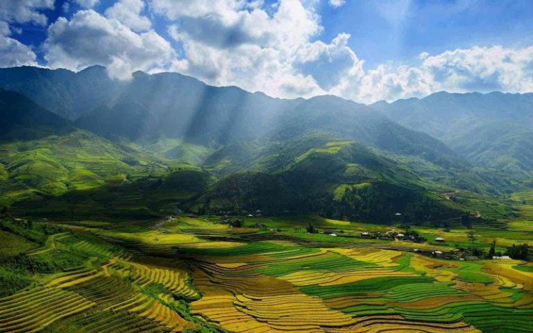 Cách trung tâm khoảng 30 km, bản Hồ là nơi sinh sống của nhiều dân tộc như Tày, Dao, Mông, Giáy. N
