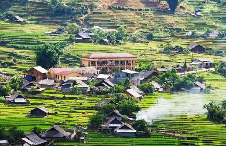 Bản Tả Phìn, nổi tiếng với tu viện cổ và phong tục tắm lá thuốc của người Dao đỏ