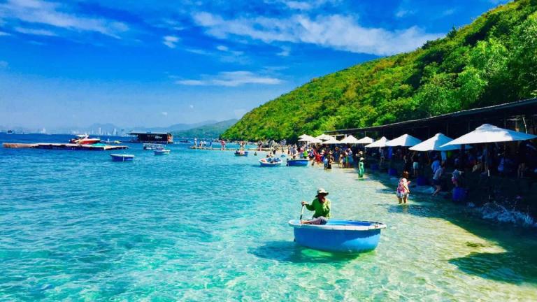 Đảo Bình Ba gây ấn tượng với bãi cát vàng, biển xanh trong vắt và hải sản tươi ngon đặc trưng vùng Khánh Hòa.