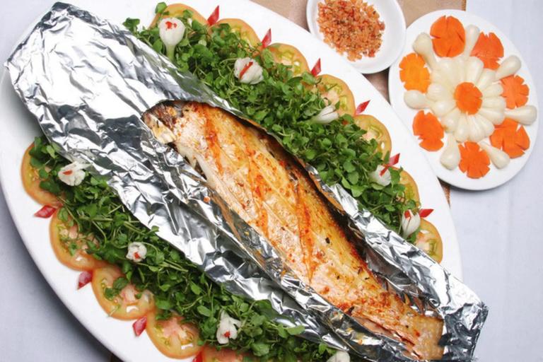 Cá nướng giấy bạc tuy cách chế biến đơn giản nhưng hương vị vô cùng hấp dẫn.