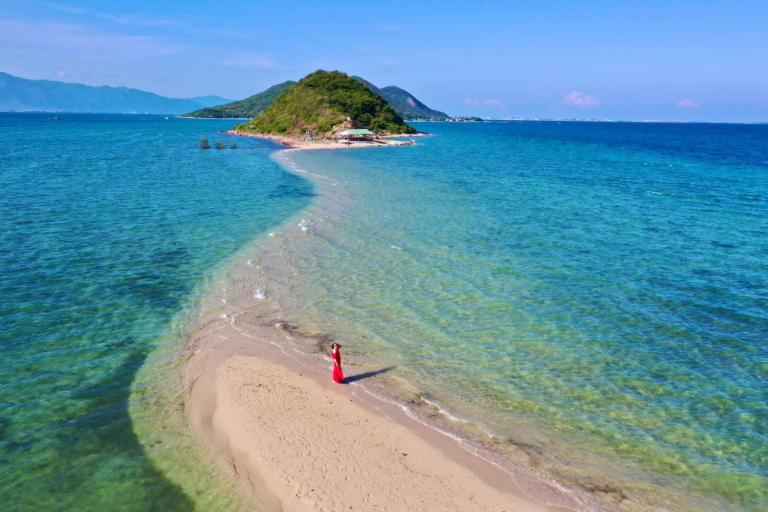 Đảo Điệp Sơn nổi bật với con đường cát trắng nối liền ba đảo nhỏ, tạo trải nghiệm độc đáo khi đi bộ giữa biển xanh.