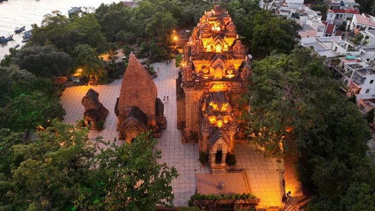 Tháp Bà Ponagar là địa điểm mà du khách đi Khánh Hoà không nên bỏ lỡ.