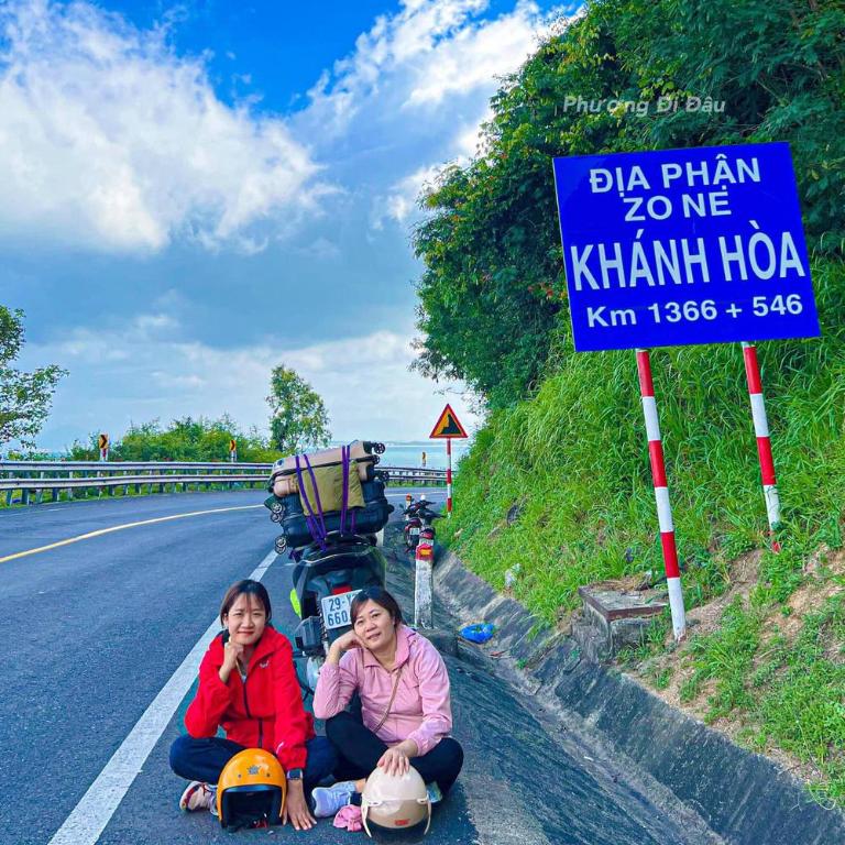 Khi đi tour xe máy Khánh Hòa, du khách cần kiểm tra xe kỹ, mang giấy tờ đầy đủ, đội mũ bảo hiểm và chú ý thời tiết ven biển.