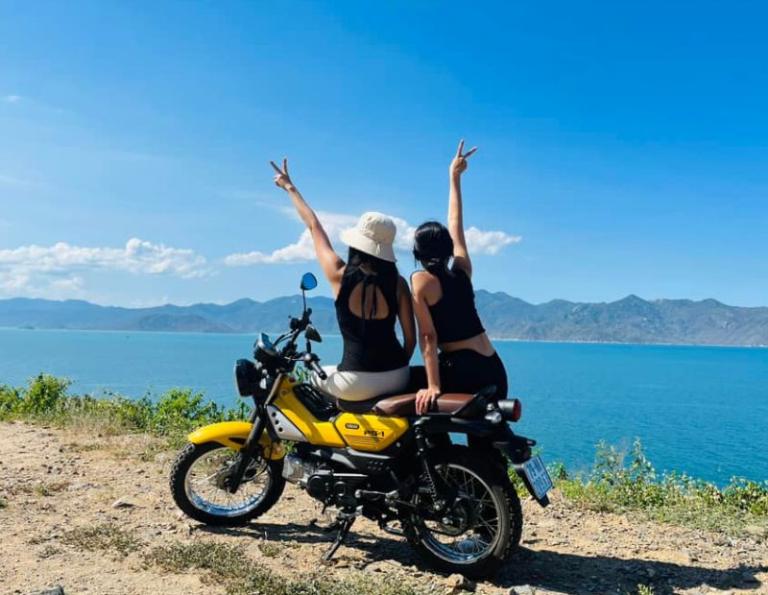 Phượt xe máy Khánh Hòa mang đến trải nghiệm khám phá thành phố biển Nha Trang, các vịnh đảo tuyệt đẹp và cung đường ven biển uốn lượn đầy hấp dẫn.