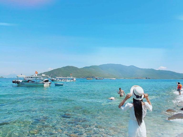 Vịnh Nha Trang nổi tiếng với làn nước trong xanh, bãi cát trắng mịn và quần đảo xinh đẹp thu hút du khách khám phá biển đảo.