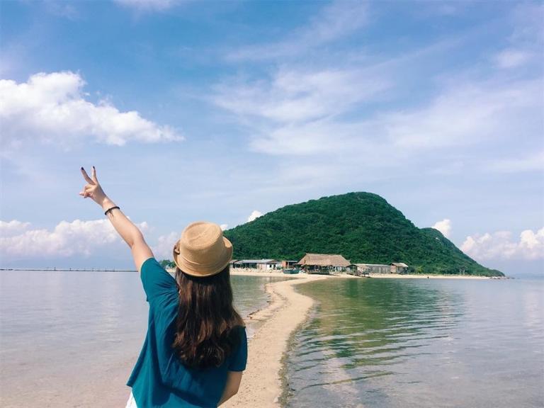 Bãi Dài sở hữu bờ cát trắng mịn trải dài, nước biển trong xanh và không gian yên tĩnh lý tưởng để nghỉ dưỡng.