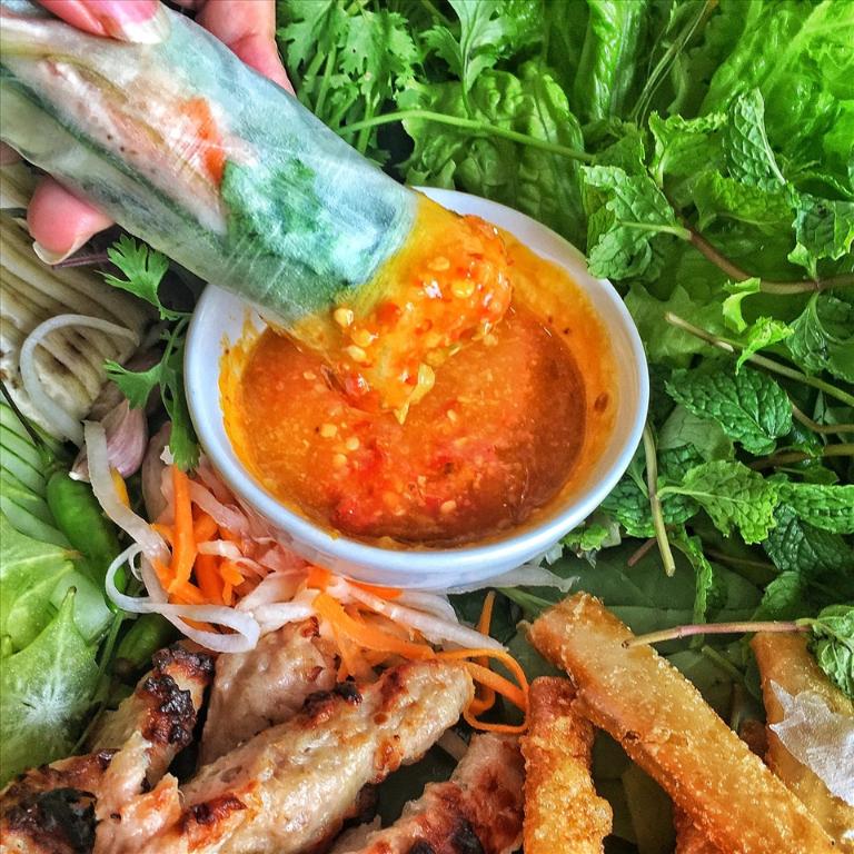 Nem nướng Ninh Hòa có hương vị thơm ngon, đậm đà và là món đặc sản không thể bỏ qua khi đến Khánh Hòa.