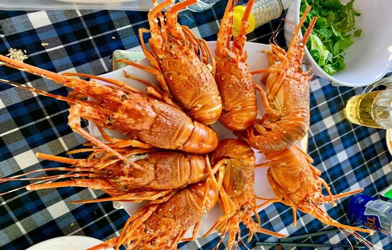 Tôm hùm Bình Ba gây ấn tượng với phần thịt ngọt thanh, ăn chắc, không bị bở.