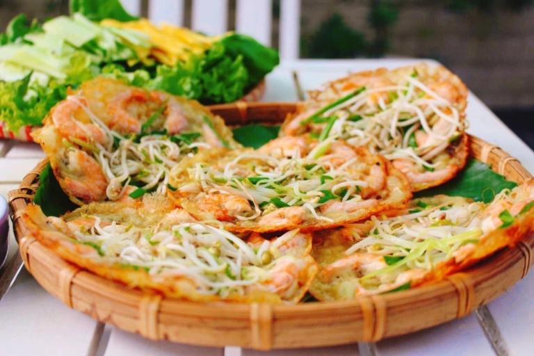 Bánh xèo tôm nhảy Quảng Ngãi giòn rụm với nhân tôm tươi ngọt lịm, ăn kèm rau sống và nước chấm đậm đà.