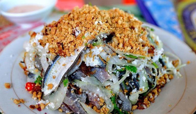 Gỏi cá trích Lý Sơn hấp dẫn thực khách bởi vị ngọt tươi của cá, hòa quyện cùng rau sống và nước chấm đặc trưng miền biển.
