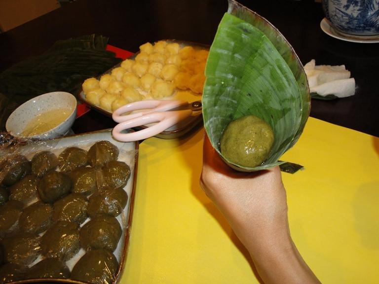 Bánh ít lá gai Quảng Ngãi dẻo thơm với lớp vỏ màu đen óng từ lá gai, nhân dừa hoặc đậu xanh ngọt bùi hấp dẫn.