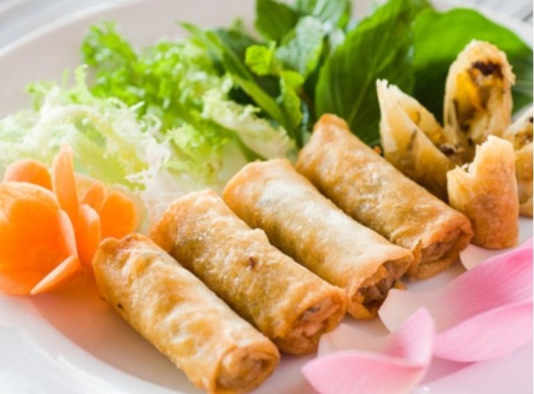 Ram bắp Quảng Ngãi được làm từ ngô non bào sợi cuốn bánh tráng chiên giòn
