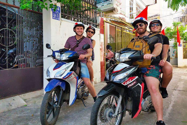 Phong Hiền tư vấn xe rất nhiệt tình cho khách hàng.