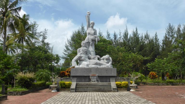 Khu chứng tích Sơn Mỹ ở Quảng Ngãi lưu giữ dấu ấn lịch sử đau thương, nơi du khách tìm hiểu và tưởng niệm những mất mát trong chiến tranh.