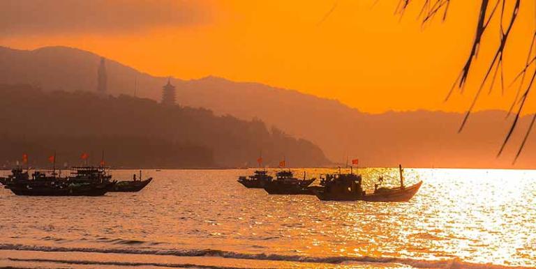 Biển Mỹ Khê Quảng Ngãi gây ấn tượng với bãi cát trắng mịn, nước biển trong xanh và không gian yên bình thư thái.