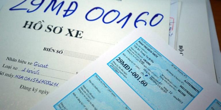 Chủ xe điền thông tin đăng ký xe, đối chiếu với căn cước công dân để tránh sai sót.