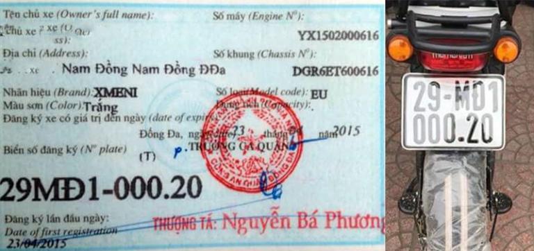 Chủ xe đang chà số khung xe lên giấy trắng để bổ sung hồ sơ đăng ký.