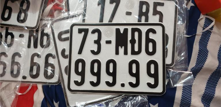 Biển số xe máy điện gắn phía sau phương tiện lưu thông trên đường phố