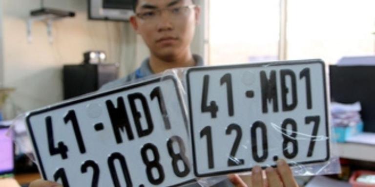Người dân đọc Thông tư 79/2024 có hiệu lực từ 01/01/2025 để tìm hiểu thủ tục.