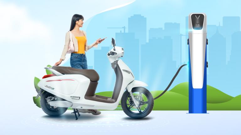 Người dùng cắm sạc xe máy điện đúng cách với bộ sạc chính hãn