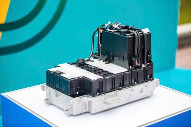 Pin LiFePO4 (LFP) nổi bật với độ an toàn cao, tuổi thọ vượt trội, ngày càng phổ biến trên xe máy điện