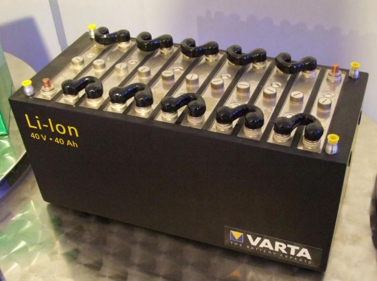 Pin Lithium-ion giúp xe máy điện nhẹ hơn, sạc nhanh hơn và di chuyển xa hơn so với pin axit-chì