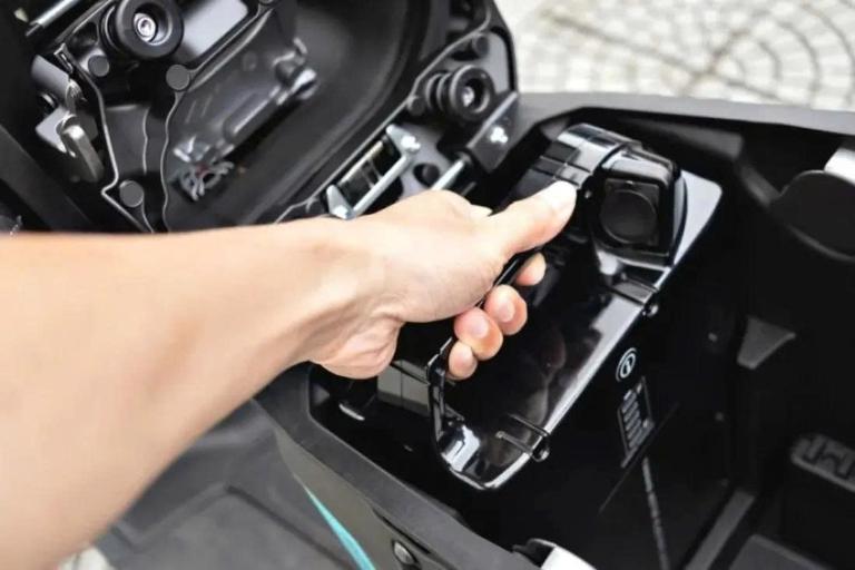 Pin xe máy điện bị phồng và chai dung lượng, dấu hiệu dễ thấy khi pin xuống cấp