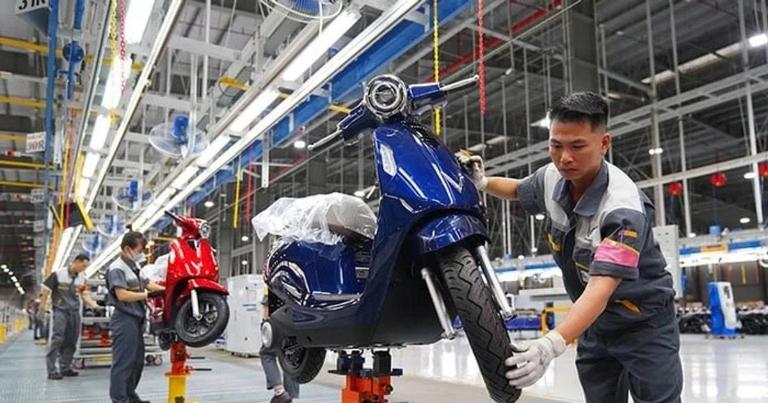 Thợ sửa chữa kiểm tra bộ điều khiển (controller) cho xe máy điện.