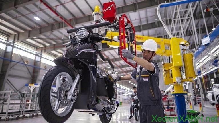 Pin xe máy điện bị phồng nặng, cần thay mới tại trung tâm bảo hành