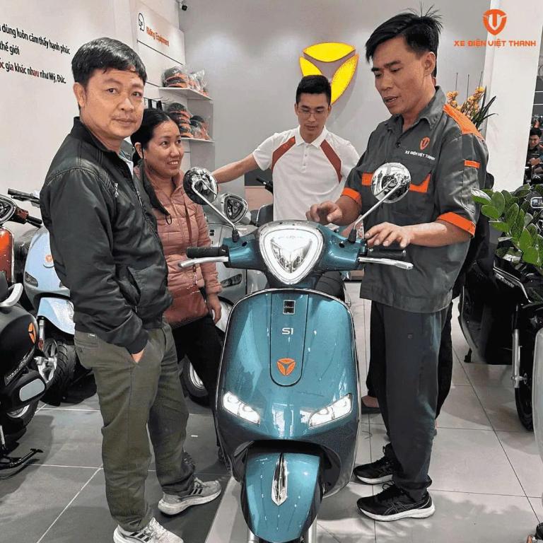 Người dùng thay cầu chì xe máy điện bị cháy để khôi phục nguồn điện