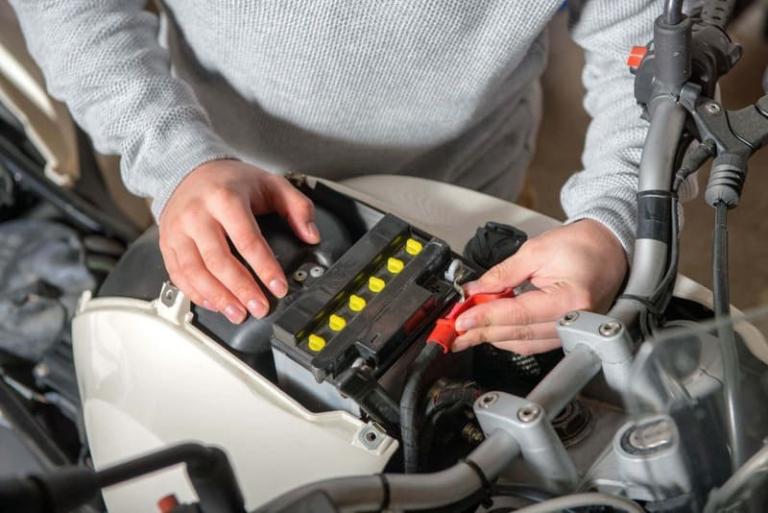 Xe máy điện bị ngập nước dẫn đến nguy cơ chập điện và hỏng mạch điều khiển