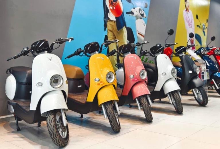 Người thuê xe kiểm tra xe máy điện trước khi khởi hành để tránh các sự cố thường gặp.