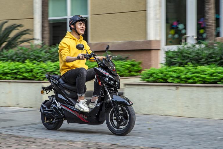 Lái xe quá tốc độ hoặc sạc pin sai cách có thể gây hỏng xe điện.