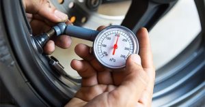 Thử bóp phanh và kiểm tra áp suất lốp trước khi nhận xe