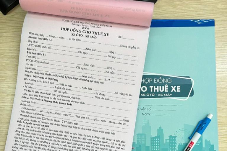 Kiểm tra hợp đồng và giấy tờ xe đầy đủ trước khi ký nhận xe.