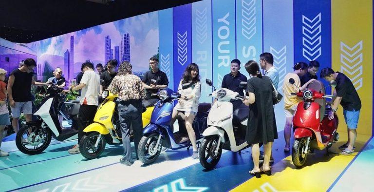 Người dùng thử khởi động xe máy điện gặp lỗi không nổ do pin yếu.
