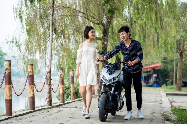 Xe máy điện hết pin giữa đường, cần sạc hoặc đổi xe để tiếp tục di chuyển.